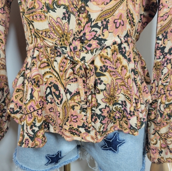 Vici Boho Paisley Peplum Tie Waist Deep V Neck Top Size Small - Picture 2 of 11